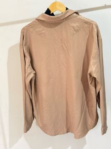 Loose Fitted Shirt With a Chain
