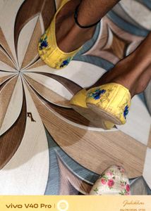Embroidered Yellow Juttis
