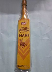 M S DHONI LAYS BAT