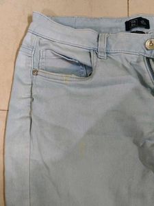 Light Wash Denim Capri Jeans