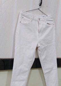 White Jeans With Blue Oversized T-shirt