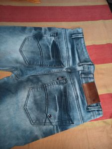 TOMMY HILFIGER JEANS