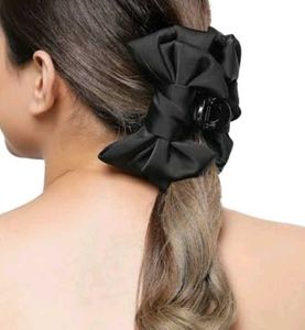 Bow Clutcher