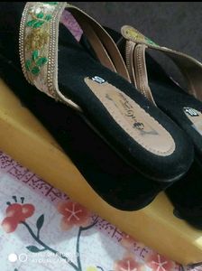 Embroidered Women&#39;s Sandals