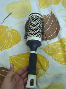 Roller ceramic brush for that perfect blowout