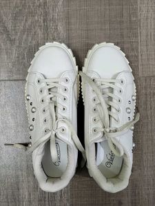Casual white stud shoes