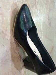 black pumps (2 inches)
