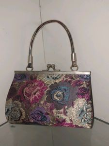 Floral Women's Clutch Bag 😍 The Bag features a stunning floral design.Its small size makes it easy to carry. Add this floral clutch to your collection today💓