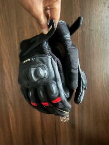 Riding gloves