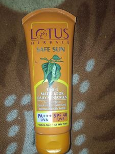 Lotus Herbals Safe Sunscreen 3-in-1 Matte Look