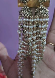 LONG EARRINGS WITH BUTTA AROUND CHAINS
