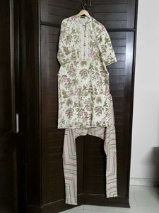 Women Floral Printed Cotton Kurta with Pants