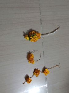 Jwellery Set For Haldi And Mahedi Ceremony