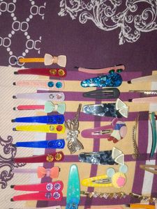 BUY ATLEAST 3 Hair Clips✨