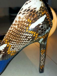 Snakeskin Print Pointed Heels