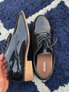 Bata Flat Leather Pattern Oxfords