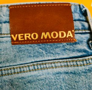 Vero Moda Jeans with white pearls.