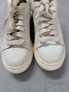 Alexander McQueen Authentic Sneaker.