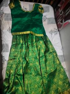 Green pattu pavada