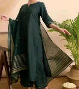 Green straight kurta set!
