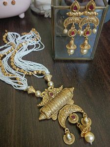 Gold Plated With Pearls Jewellery Set.