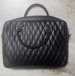black shoulder bag / laptop