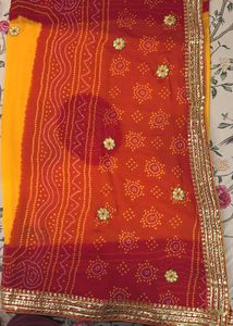 Georgette Bandhani Saree With Golden Lace Blouse