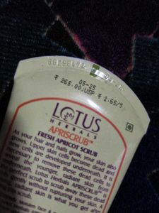 Lotus Herbals Apriscrub