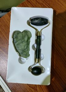Facial Massaging Kit - Face Roller &amp; Gua Sha
