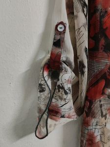 Top In Printed Chiffon With Lace At Yoke Part.