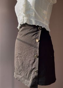 black fitted skirt