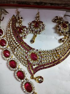 ब्रेडल नेक्लेस