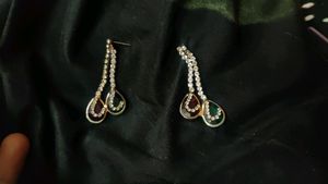necklace set   used only 2 times unique design  necklace set