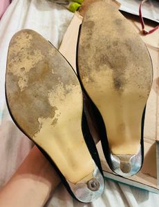 BEAUTIFUL BLACK HEELS WITH STONES