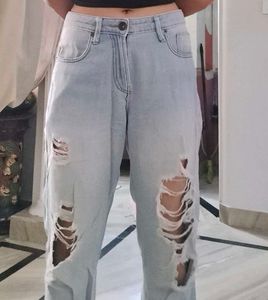 LIGHT WASH RIPPED JEANS