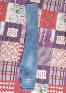 Light Wash Jeans with Button Closure
