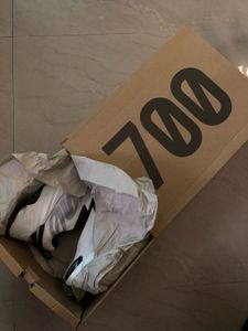 Yeezy x adidas 700 MVN Sneakers Unisex