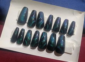 Press-On Cat Eye Nails