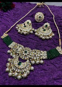 Exquisite Emerald Kundan Jewelry Set