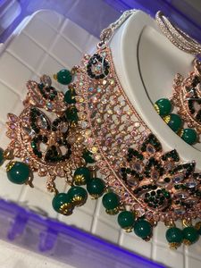 Necklace set with earrings and mangtika