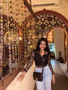 black fitted crop top