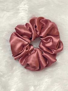 Pure satin scrunchie🎀