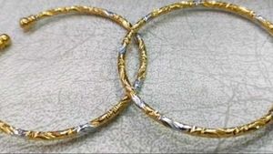 Gold Tone Bangle Set