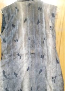 Minimalist grey sleevless sweater.