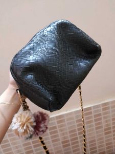 Black Croc Textured Sling Bag 🖤🐈‍⬛