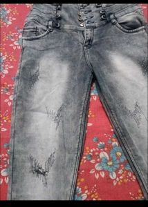 Stylish High-Waisted Denim Jeans