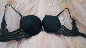 Set Of 2 LA SENZA Bras. 36D. Red And Black