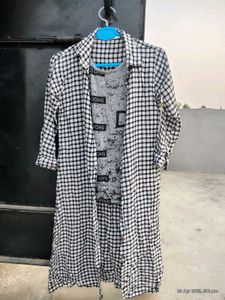 Black And White Tshirt With Shrug