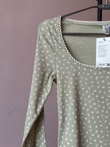 H&amp;M Fitted Sage green Floral Top/Size-S