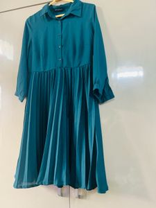 Dress with pleated pattern